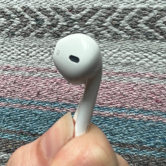 Apple Earphones with Remote and Mic for iPhone, iPod Touch, iPad (MB770G/A) - Picture 5 of 9